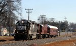 NS 5622 leads train 906 westbound